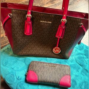 MICHAEL KORS Charlotte Large Top Zip Tote Ballet & wallet. Excellent condition.